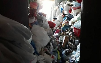 В Николаеве женщина превратила квартиру в мусорную свалку и запретила своей 15-летней дочери пользоваться электричеством и водой