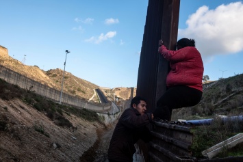 В пятницу США начнут возвращать мигрантов в Мексику