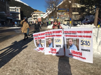 В Давосе прошел пикет в поддержку Алексея Пичугина