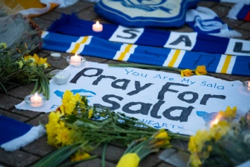 Болельщики массово почтили память пропавшего футболиста: мемориал усыпан цветами, фото