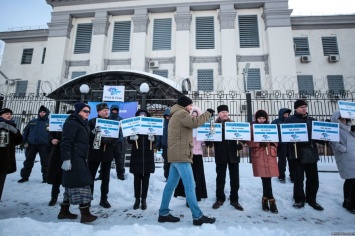 В Киеве возле посольства РФ прошла акция в поддержку пропавших без вести в Крыму