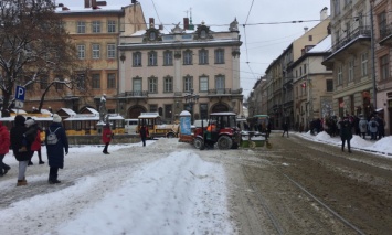 Во Львове из-за снегопада образовались заторы