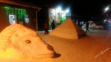 Вместо сугробов в райцентре Одесской области появились снежный патруль, египетская пирамида и ежик (фото)