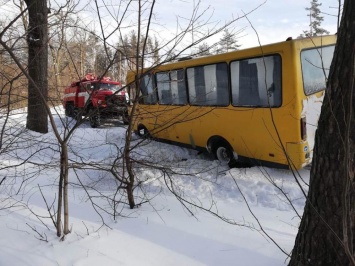На Киевщине маршрутка сошла с дороги и застряла в снегу