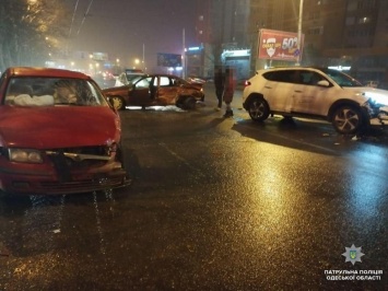 Лед на дорогах спровоцировал 83 аварии в Одессе: один человек погиб