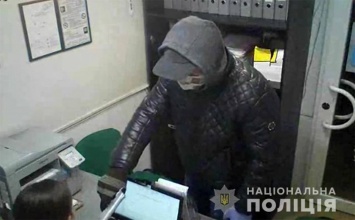В Запорожье грабитель закрыл лицо, показал пистолет и отобрал деньги