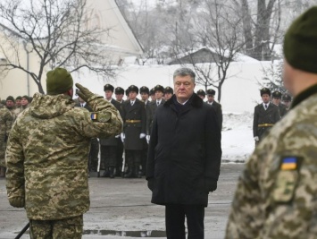 Порошенко встретил бойцов 72-й отдельной механизированной бригады, которые вернулись из зоны проведения операции Объединенных сил