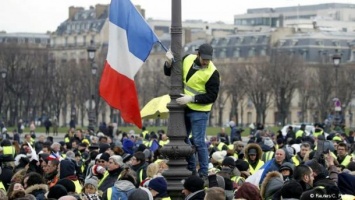 Во Франции вновь вспыхнули протесты "желтых жилетов", 223 задержанных