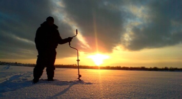 Рыбак ушел под лед у всех на глазах: не смогли помочь, фото