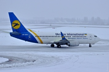 Из-за ночного снегопада нарушена работа одесского аэропорта