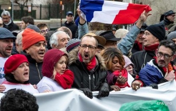 В Париже "красные шарфы" вышли против "желтых жилетов"