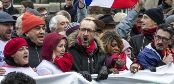 Во Франции против «желтых жилетов» вышли «красные шарфы»