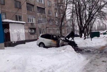 В Харькове сгорела машина (фото)