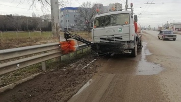 Дорожники очистили от грязи десятки километров дорог в Крыму