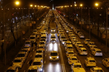 Массовый протест таксистов в Мадриде полностью парализовал город