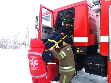 Застрявшая в снегу "скорая": больного транспортировали спасатели