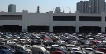 В сети появилось видео самой загруженной парковки в мире
