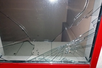 В Николаеве парень со злости ногой разбил витрину аптеки после ссоры с любимой