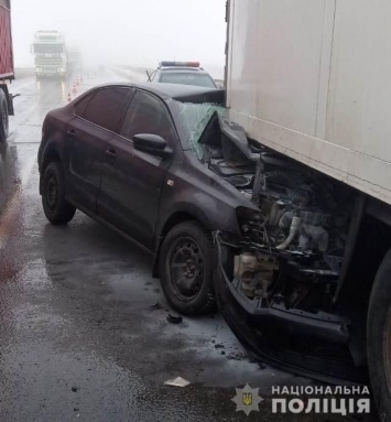 На трассе "Одесса-Киев" из-за тумана две легковушки врезались в грузовик