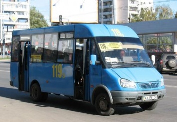 В Севастополе маршрутчик унизил и увез в неизвестном направлении отказавшуюся платить девушку