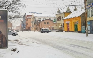 В Ужгороде женщину травмировала упавшая с крыши сосулька