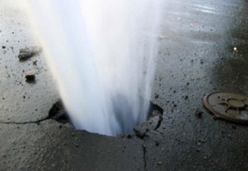 В Днепре из-за ошибки спасателей из-под земли забил десятиметровый фонтан. Видео