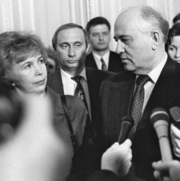 ''Вырастил шавку'': россиян разозлил снимок Путина с Горбачевым