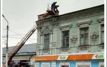 Коммунальщики снимают парапет с самого красивого исторического здания города (ФОТО)