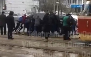 В Киеве пассажиры трамвая унесли с путей припаркованный внедорожник