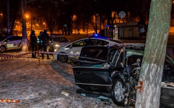 ДТП в Днепре: автомобиль врезался в дерево