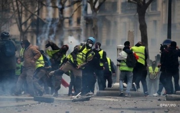 Протестующим во Франции запретят закрывать лицо