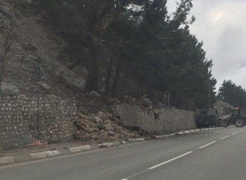 Снова на Южном берегу Крыма произошел обвал камней на трассу