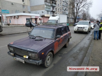 В Николаеве бабушка с бутылкой водки попала под колеса «Жигулей»