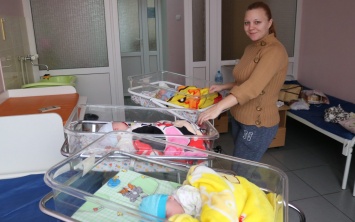 Запорожских тройняшек выписали домой через четыре месяца после рождения - фото