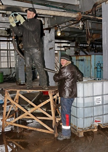 Завод АЗМОЛ помогает в ликвидации аварии на коллекторе в Бердянске