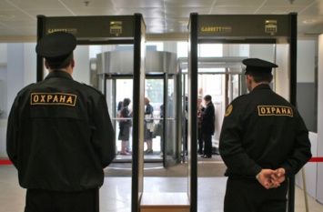 Кулаком по лицу и на выход: в России охранники жестоко избили двух близняшек (видео)