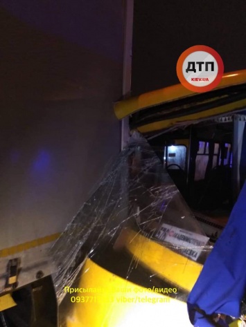 В Киеве на Кольцевой столкнулись грузовик и маршрутка: пассажира из салона вырезали спасатели (обновлено)