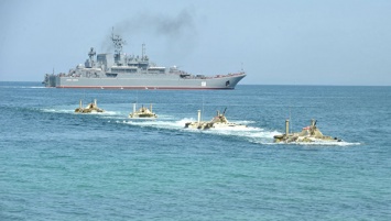 Высадка десанта и "нападение" с неба: корабль ЧФ провел стрельбы в Черном море