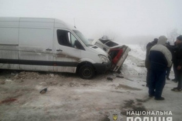 В Харьковской области микроавтобус врезался в застрявшую в сугробе "Таврию", 4 пострадавших