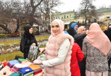 На Дерибасовской примеряли хиджабы (фото)