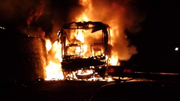Пассажирский автобус разлетелся на куски: "взорвалась мина, много пострадавших", видео