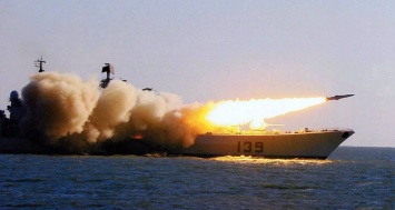 Военные РФ открыли огонь в Черном море, "в ход пошла артиллерия": первые подробности
