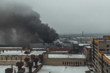 В Киеве уже 7 часов тушат пожар возле "Дарынка". Появилось фото и видео с высоты птичьего полета