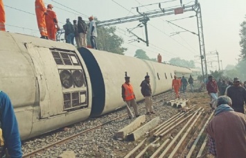 В Индии сошел с рельсов скоростной поезд, есть погибшие и десятки пострадавших