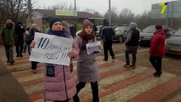 Жители Лесков перекрывали трассу из-за того, что остались без воды на неделю