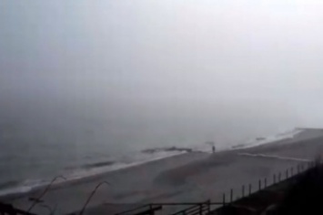 В сети показали Азовское море в Кирилловке, окутанное туманом (видео)
