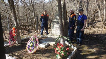 Крымские спасатели приводят в порядок памятники войны в труднодоступных горных местах полуострова