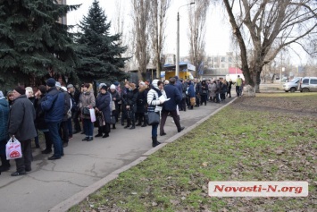 Горожане выстроились в огромные очереди к «Николаевской электроснабжающей компании»: некоторым становилось плохо, к ним вызывали «скорые»