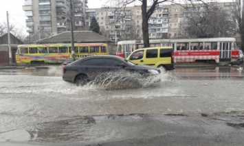 В Одессе из-за прорыва водопровода затопило дорогу