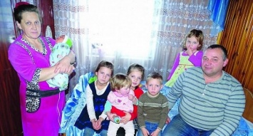 Ведро борща и шесть буханок хлеба. Украинка, родившая 19-го ребенка, рассказала о жизни семейства